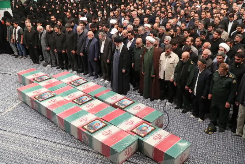 گزارش تصویری| اقامه نماز رهبر انقلاب بر پیکر 7 شهید راه قدس