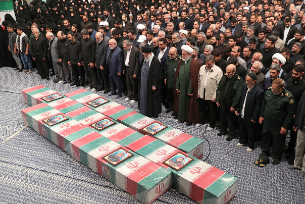 گزارش تصویری| اقامه نماز رهبر انقلاب بر پیکر 7 شهید راه قدس