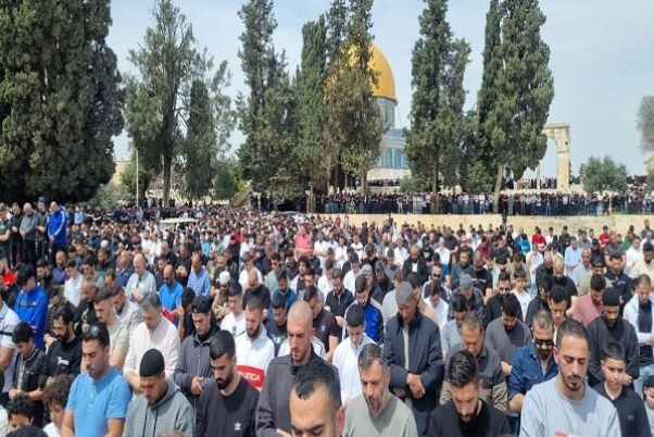כ-120 אלף מתפללים מקיימים תפילת יום שישי במסגד אל-אקצא המבורך
