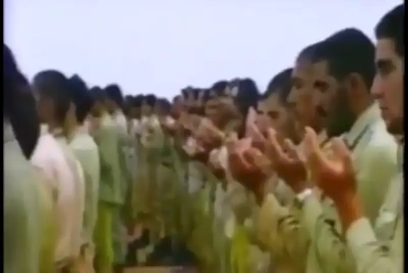 تصویری از شهید قدس، سردار زاهدی در میان رزمندگان لشکر 14 امام حسین و برپایی نماز عید فطر در جبهه