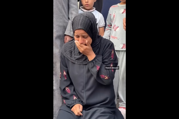 فلسطينية تودع نجليها اللذين استشهدا في قصف صهيوني شرق مخيم البريج