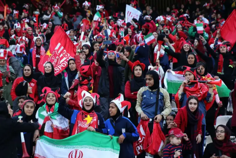 اولین بازی لیگ فقط با حضور هواداران خانم!