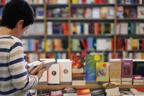 یک ساعت بیشتر در نمایشگاه بچرخید