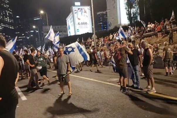 המפגינים סגרו את רחוב איילון