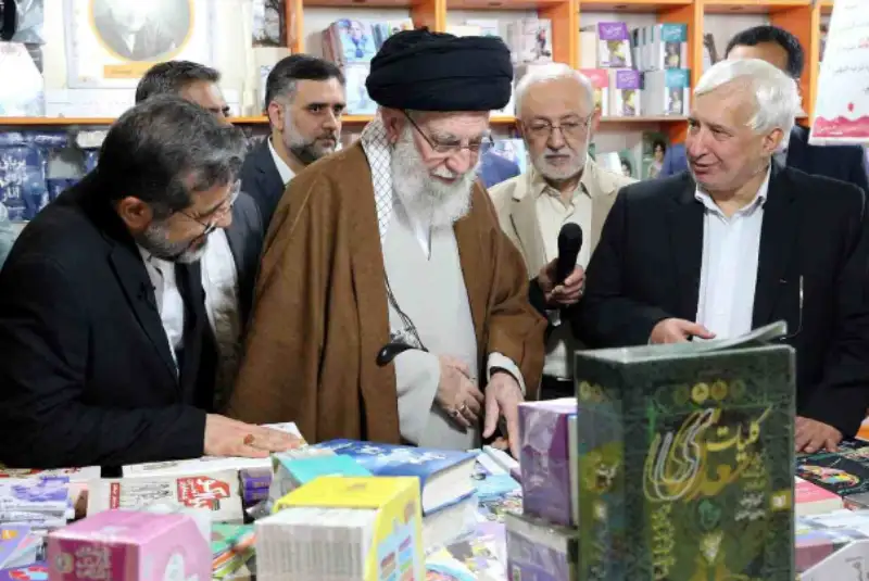 رهبر معظم انقلاب: تولید کتاب و ترویج کتابخوانی، وظیفه مهم مسئولان است