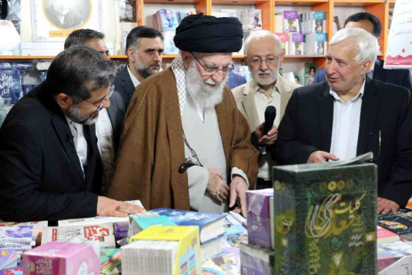 Верховный лидер революции посетил Тегеранскую книжную ярмарку