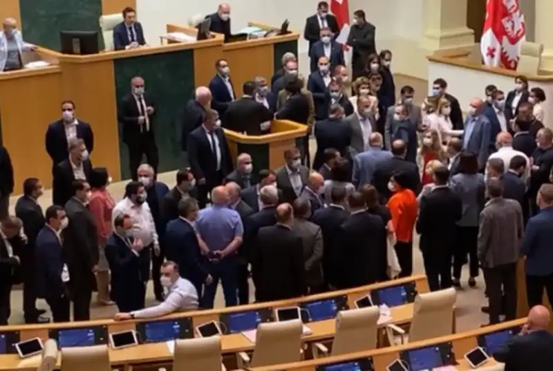 درگیری در پارلمان گرجستان + فیلم