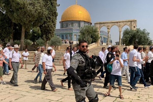 מאות מתנחלים מסתערים על חצרות מסגד אל-אקצא המבורך