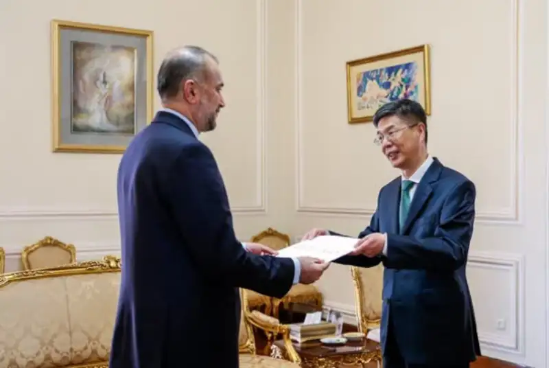 تقدیم رونوشت استوارنامه سفیر جدید چین به امیرعبداللهیان