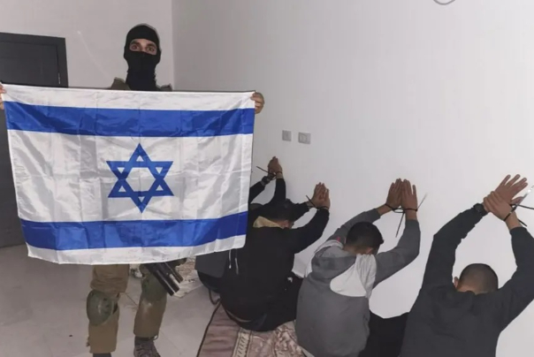 سربازان صهیونیست همچنان عکس‌های بدرفتاری با فلسطینی‌ها را منتشر می‌کنند