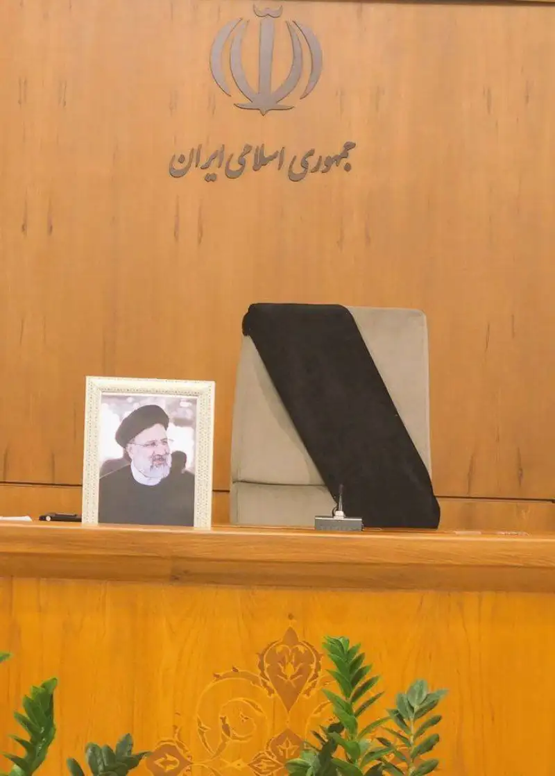 وزیر اقتصاد با این تصویر شهادت رئیس جمهور را تسلیت گفت
