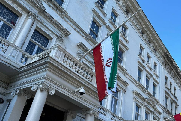نیمه افراشته شدن پرچم ایران در انگلیس