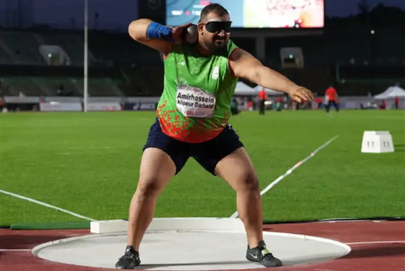 اهدای نشان طلای علیپور به رئیس‌جمهور شهید