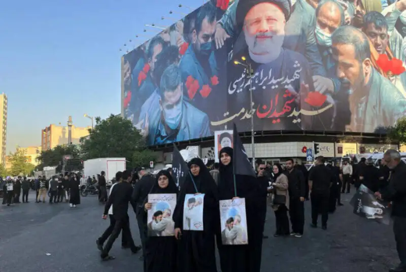 حرکت دسته‌‌ عزاداری به سمت دانشگاه تهران با شعار عزا عزا است امروز ... + فیلم