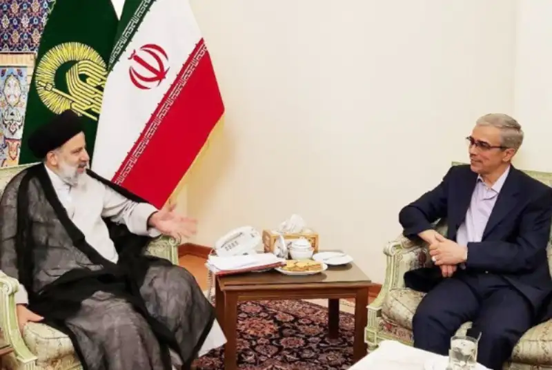 بوسه سرلشگر باقری بر روی تابوت شهید سید ابراهیم رئیسی + فیلم