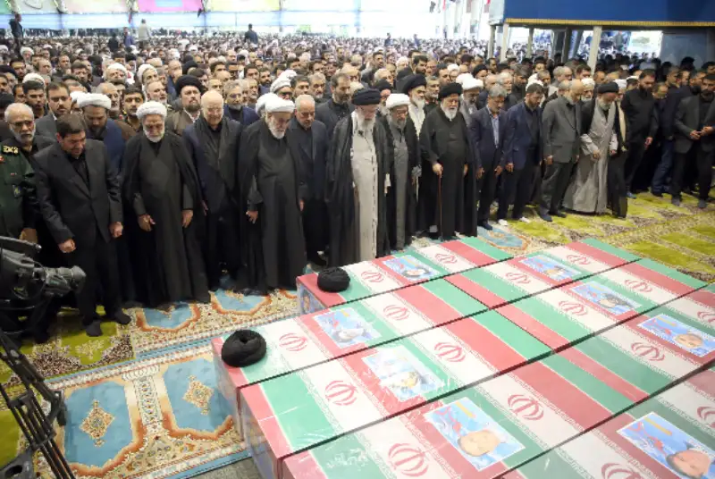در دانشگاه تهران؛ رهبر معظم انقلاب بر پیکر شهدای خدمت نماز اقامه کردند + فیلم