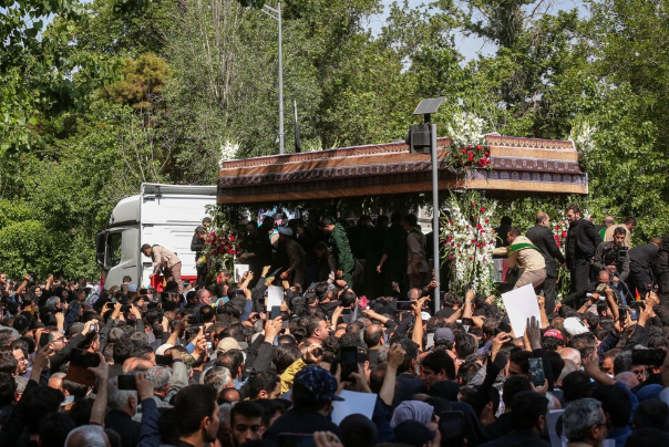 نیویورک‌تایمز گزارش داد: جمعیت کثیری از مردم برای تشییع رئیسی به خیابان‌های تهران آمدند
