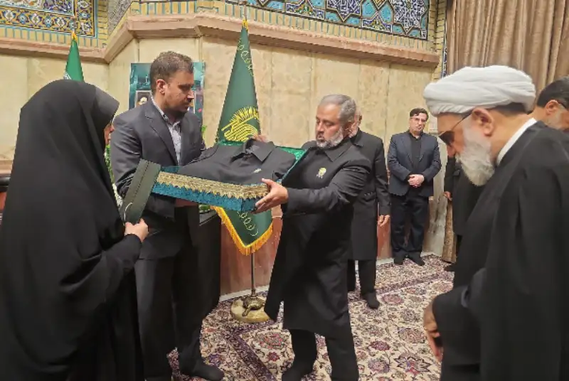 اعطای نشان و لباس خادمی آستان قدس رضوی به خانواده شهید امیرعبداللهیان