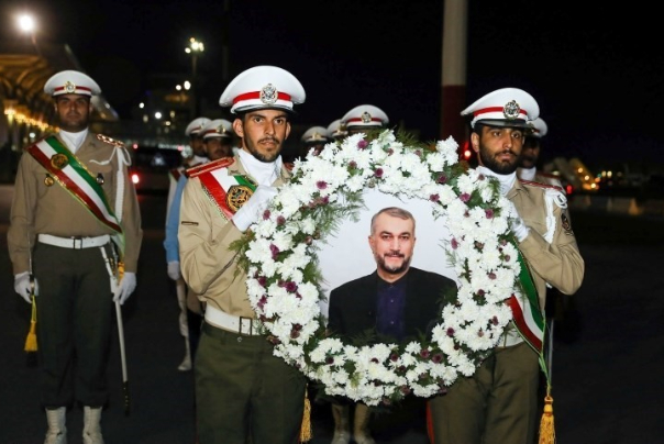 وداع زائران حرم امام رضا(ع) با پیکر شهید امیرعبداللهیان + فیلم