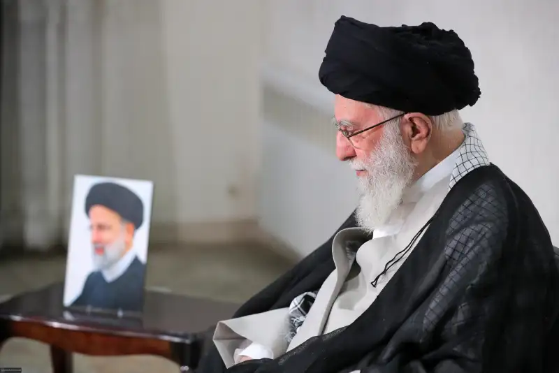 رهبر انقلاب: تشییع مردمی رئیس‌جمهور پیام قوت جمهوری اسلامی به همه‌ دنیا بود