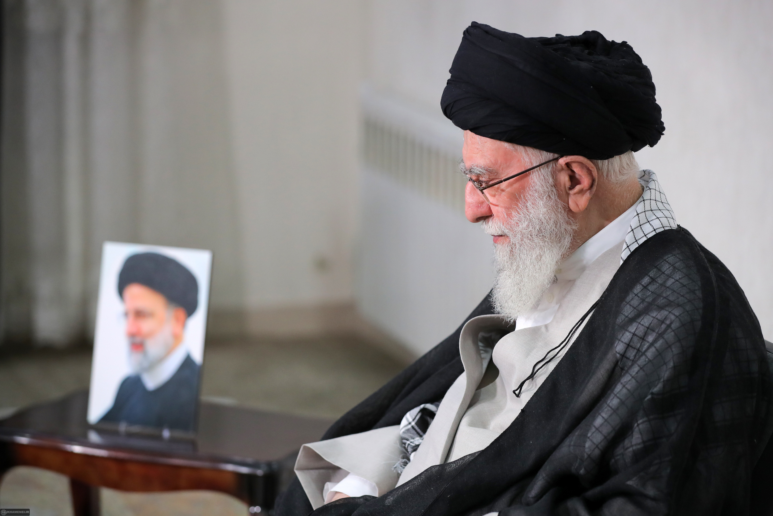 رهبر انقلاب: تشییع مردمی رئیس‌جمهور پیام قوت جمهوری اسلامی به همه‌ دنیا بود