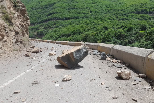 هشدار سقوط سنگ در  جاده کندوان