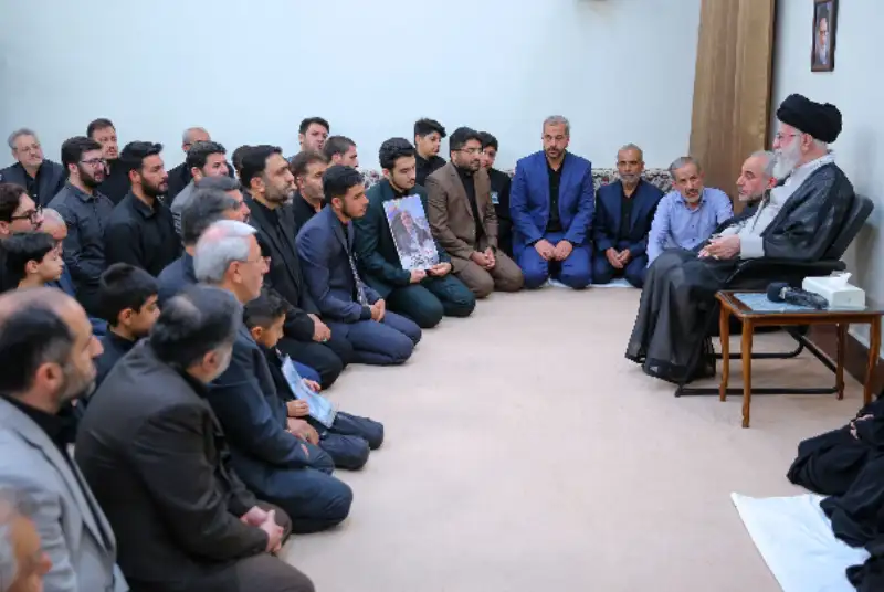 رهبر معظم انقلاب: خدمت به مردم و مردمی‌بودن از بارزترین ویژگی‌های شهدای حادثۀ اخیر است