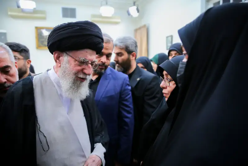 تصویری از گفتگوی رهبر معظم انقلاب با همسر شهید دکتر امیرعبداللهیان