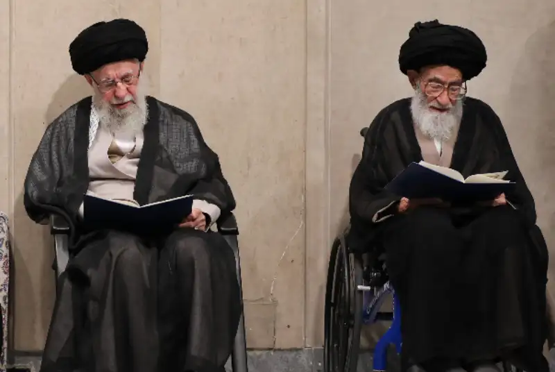 تصویری از تکریم ویژه سید محمد تقی آل هاشم پدر امام جمعه از سوی رهبر معظم انقلاب + فیلم