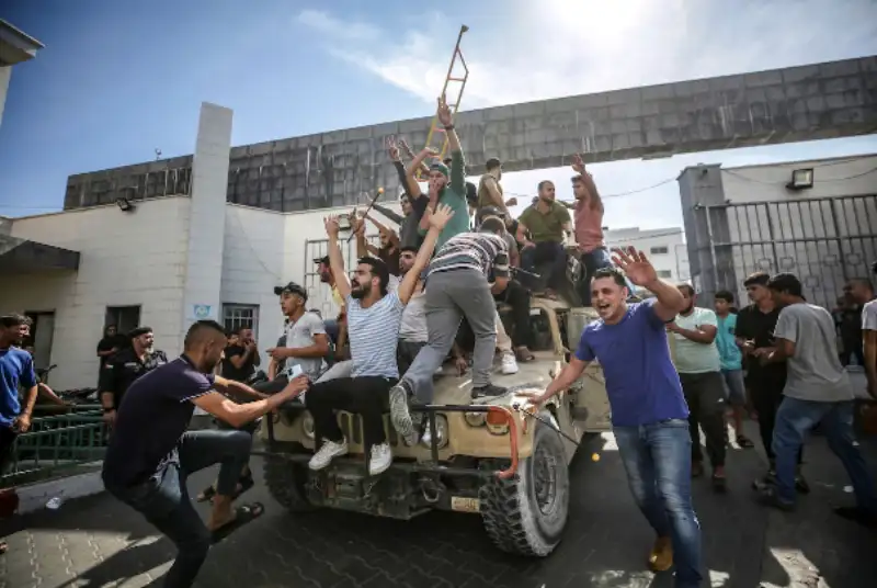 نظامیان صهیونیست در غزه به اسارت گرفته شدند/ آوارگان فلسطینی شادی کردند