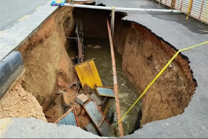 فرونشست در خیابان‌ صادقیان اصفهان به علت فرسودگی لوله آب