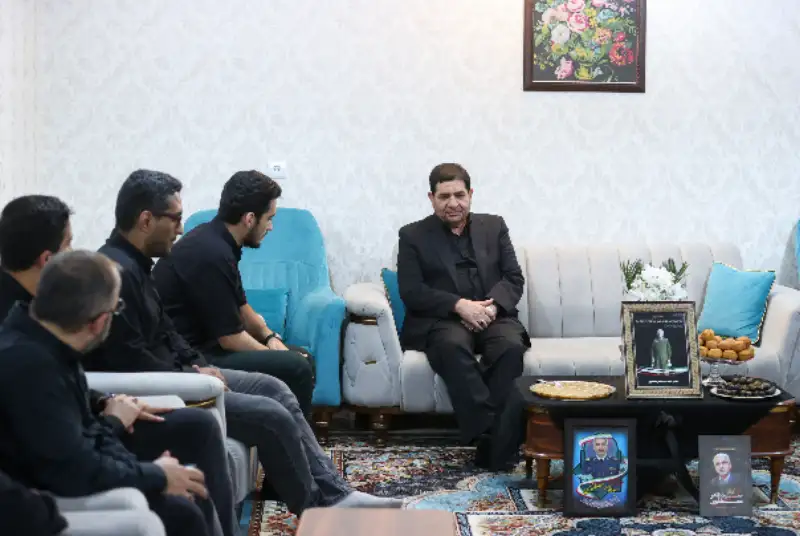 محمد مخبر با خانواده کادر پروازی شهدای خدمت دیدار کرد