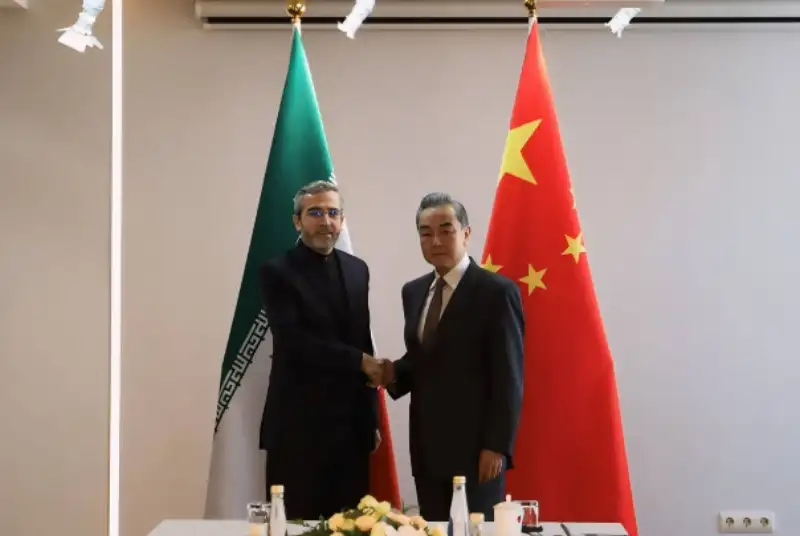 وانگ‌یی وزیر خارجه چین: به تمامیت ارضی ایران پایبندیم