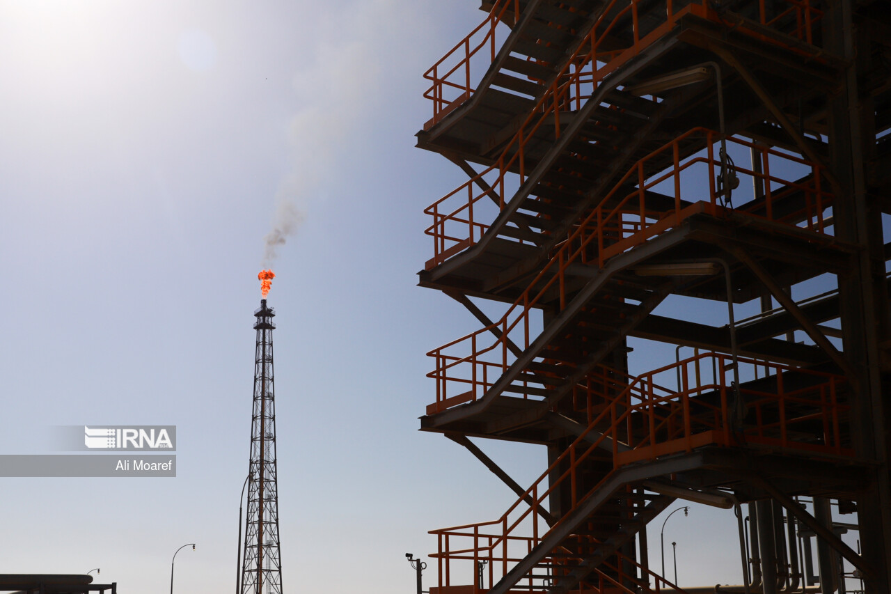Iran Oil Ministry signs contracts worth $2bn
