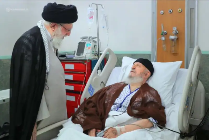 عیادت رهبر معظم انقلاب اسلامی از حضرت آیت‌الله مکارم شیرازی