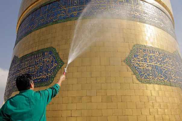 شست‌و‌شوی گنبد حرم مطهر امام‌رضا(ع) در آستانه عیدسعید غدیرخم+فیلم