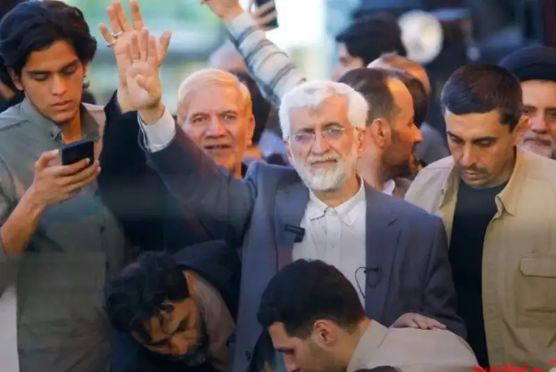 جلیلی: حداقل دیپلمات باشید، سیاست خارجی را بدانید