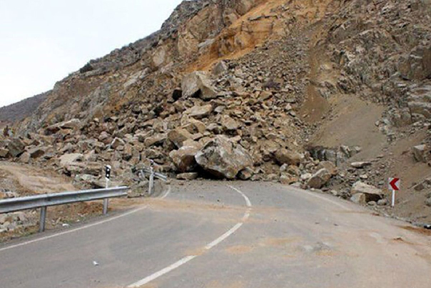 ریزش سنگ در محور کندوان