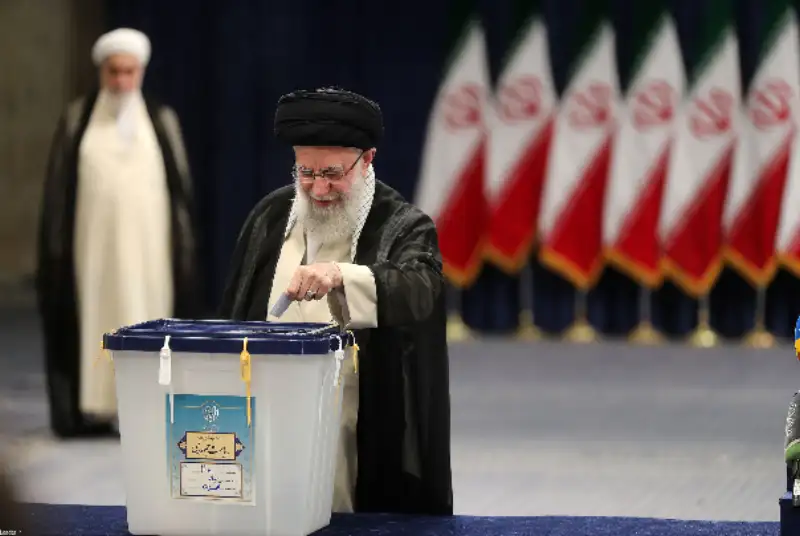 رهبر معظم انقلاب در اولین دقایق آغاز رأی‌گیری رای خود را به صندوق رای انداختند+‌فیلم
