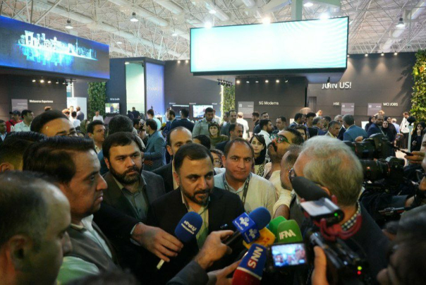 بازدید وزیر ارتباطات از غرفه همراه اول در نمایشگاه الکامپ