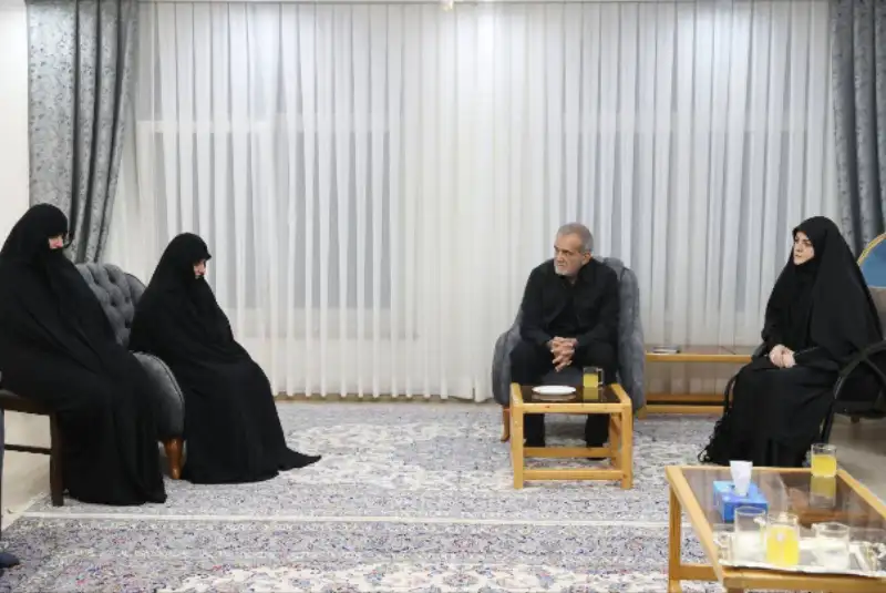 حضور پزشکیان در منزل شهید رئیسی