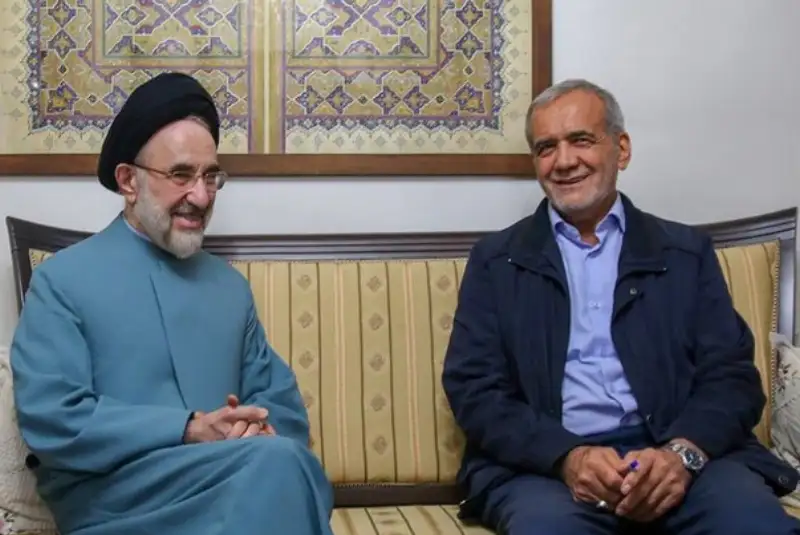 سیدمحمد خاتمی: همه کمک کنیم که رئیس‌جمهور موفق به برآوردن خواست ملت شود