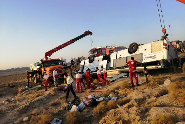 46 قتيلاً وجريحاً اثر انقلاب حافلة في جنوب شرق إيران