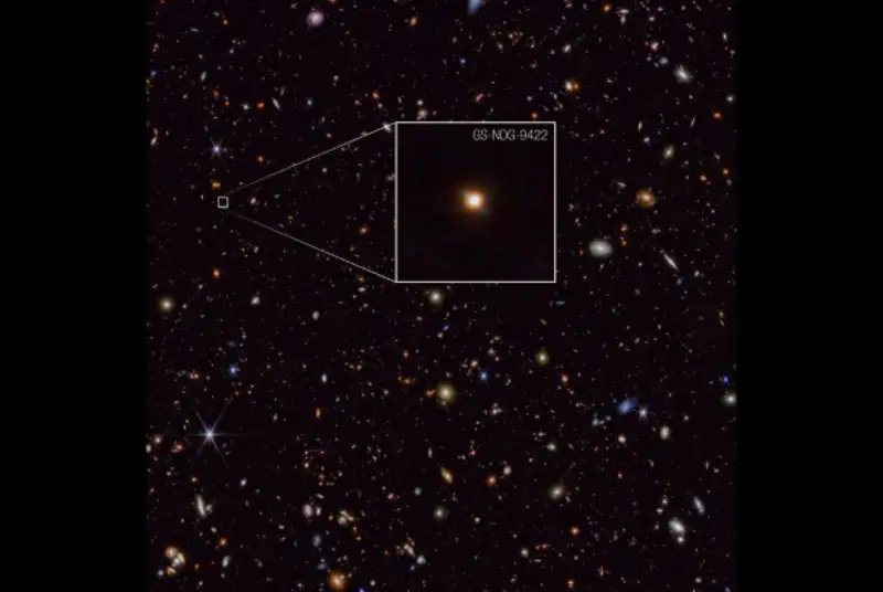 عکس «تلسکوپ فضایی هابل» از یک کهکشان آبی درخشان