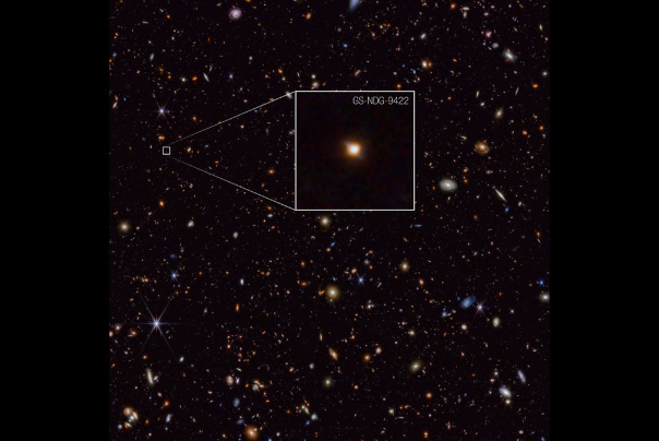 عکس «تلسکوپ فضایی هابل» از یک کهکشان آبی درخشان