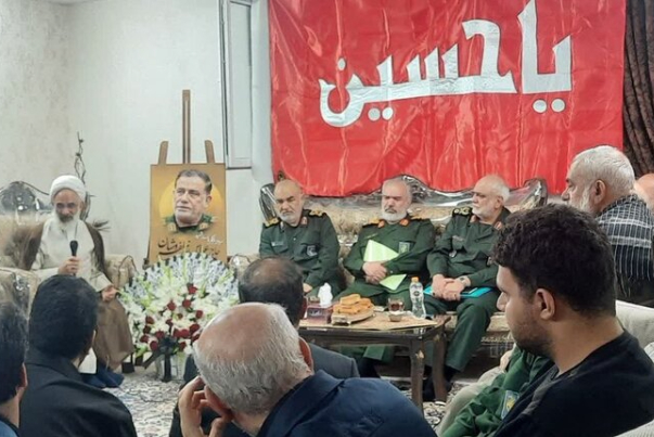 القائد العام لحرس الثورة يحضر في منزل الشهيد نيلفروشان
