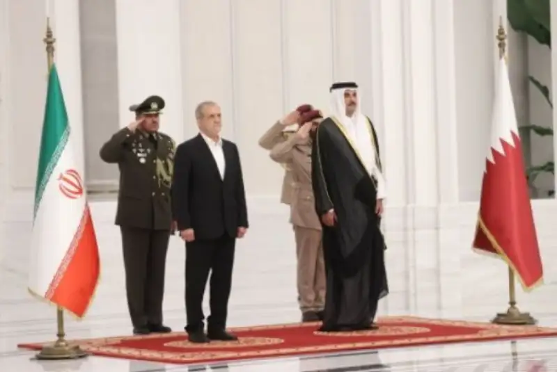 پزشکیان وارد قطر شد/ استقبال رسمی امیر قطر از پزشکیان
