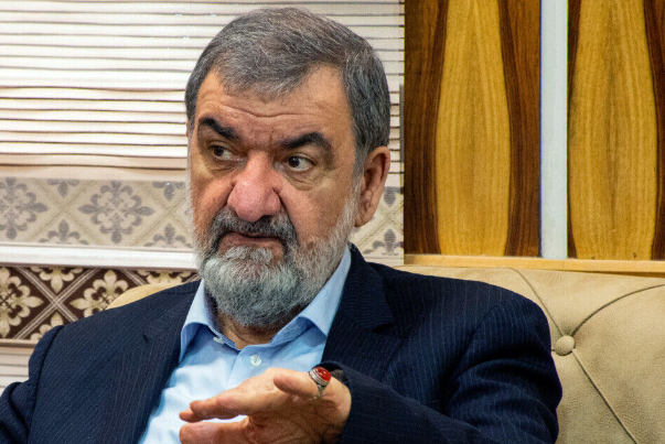 رضائي: الامريكيون في حيرة من امرهم حول ما إذا كان بايدن هو رئيسهم أم نتنياهو
