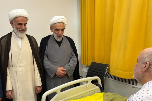 هدیه رهبر معظم انقلاب به سفیر ایران در لبنان