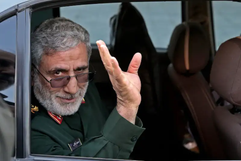 حضور سردار قاآنی در مراسم استقبال از پیکر شهید نیلفروشان+فیلم
